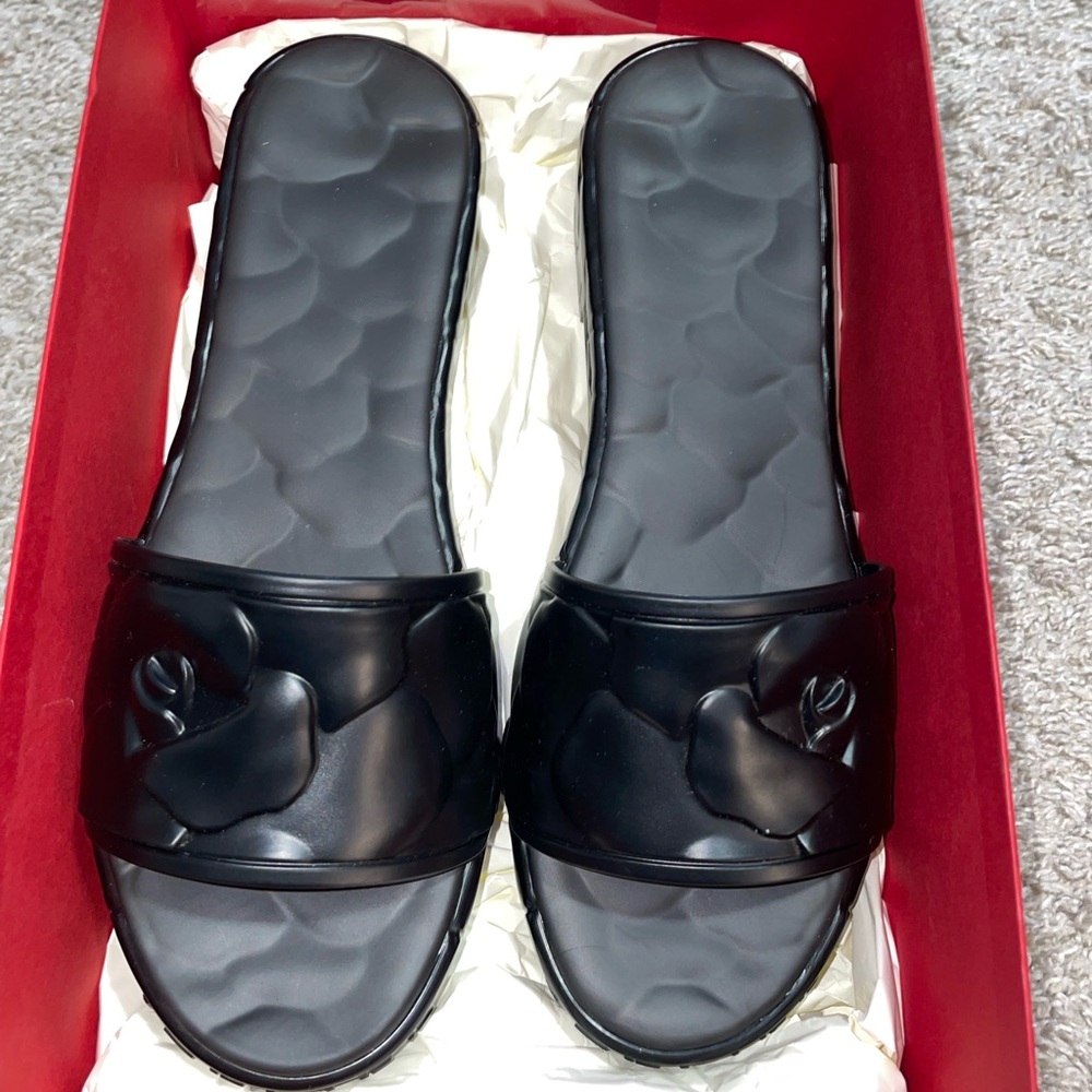 VALENTINO GARAVANI NEVER WORN Rose Edition embossed rubber slides SIZE 41